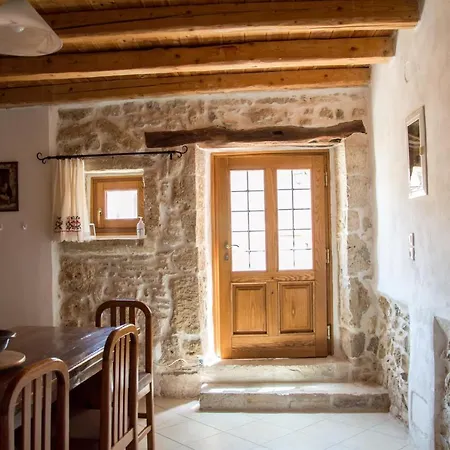 Ioanna 's Place *