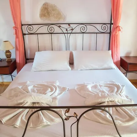 Ioanna 's Place *